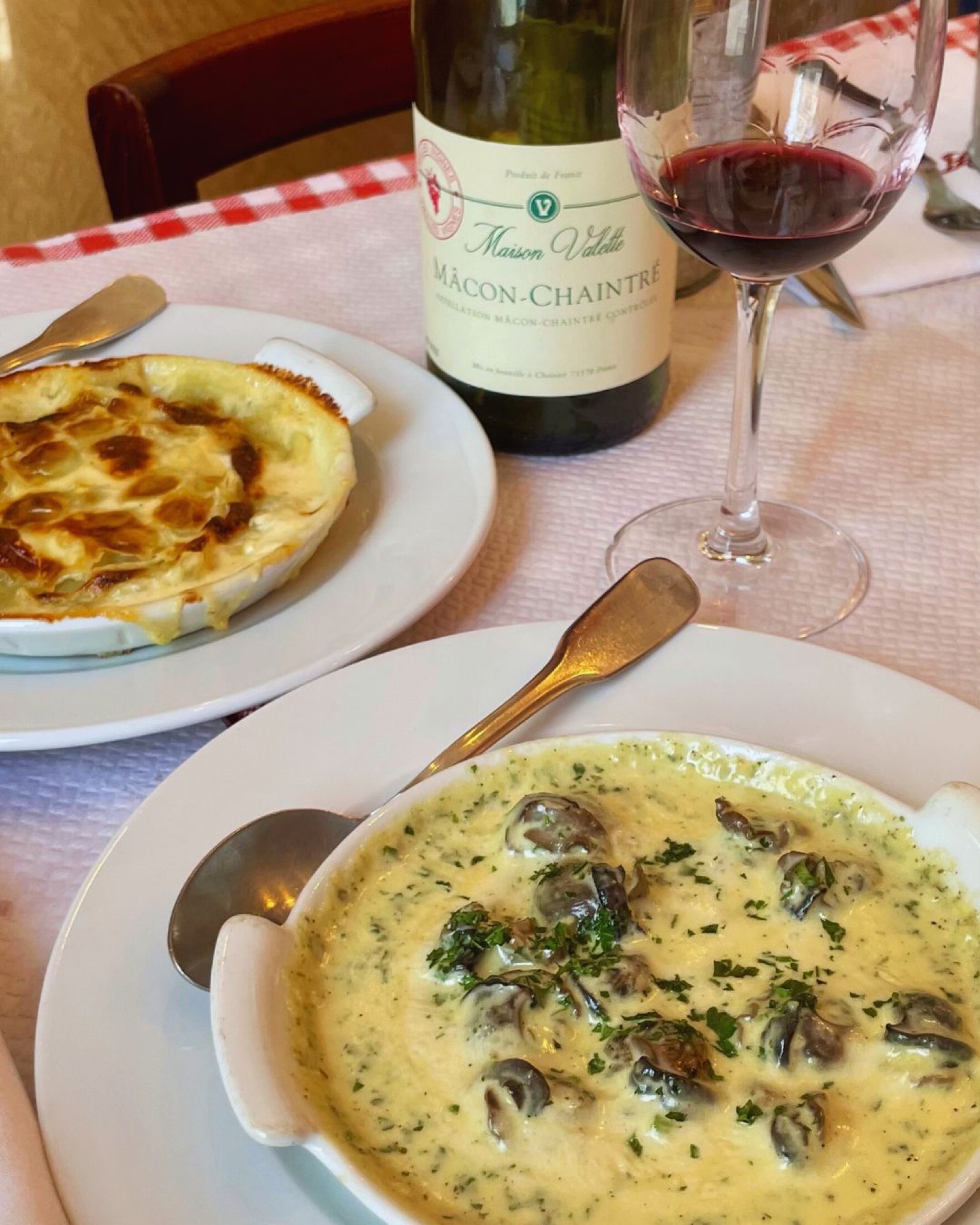 Escargots, gratin et verre de Mâcon